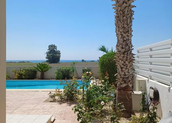 Budget Escape To The Seaside Vila